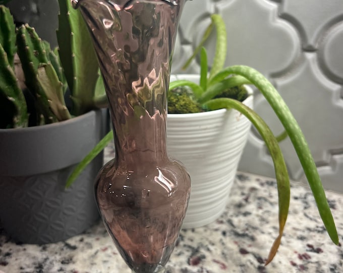 Vintage Amethyst Purple Blown Glass 8 "Ruffled Swirl Flower Bud Vase