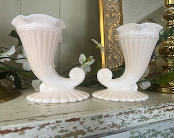 Paire de vases Cornucopia par Jeannette Glass en verre coquillage rose