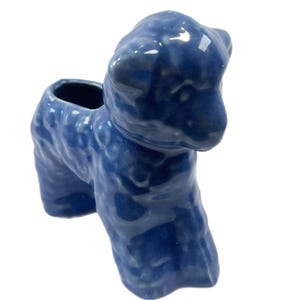 以下が含まれることがあります： 羊の形をした青いセラミック製のプランター。プランターは釉薬仕上げで、表面がテクスチャ加工されています。