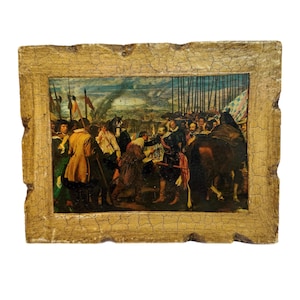 Pode incluir: Uma pintura antiga emoldurada retratando uma cena histórica com numerosas figuras em trajes de época. A obra apresenta uma composição detalhada com uma paleta de cores suaves, em um cenário de paisagem e céu. A moldura é de cor dourada envelhecida.