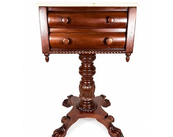 Mesita auxiliar consola estilo Imperio victoriano, caoba, tapa de mármol blanco, 2 cajones, patas de garra, base de pedestal tallada, muebles antiguos de estilo federal.