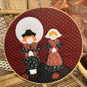 Vintage Handmade Applique Wall Hanging Thanksgiving Pilgrims Wood Hoop Frame