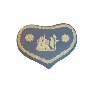 Jaspis Schmuckschatulle | Vintage Wedgwood Blau und Weiß | Herzförmige blassblaue Schmuckschatulle mit Deckel | Blumen Floral | Neoklassisches Griechisch
