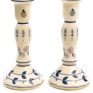 Kerzenhalter Paar Taper | Vintage Macau Chinoiserie China Asiatisch | Blau Weiß Floral | Nancy Myers Grand Millennial Dekorative Akzente