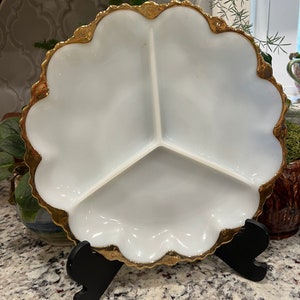 Assiette de relish divisée en verre de lait blanc Anchor Hocking Fire King, bordure en or 22 carats, milieu du siècle