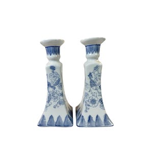 Kerzenhalter Paar Taper | Vintage Macau Chinoiserie China Asiatisch | Blau Weiß Floral | Nancy Myers Grand Millennial Dekorative Akzente