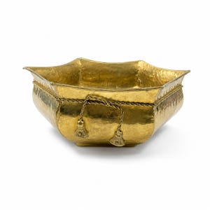 Vaso de plantas tipo jardineira, com detalhes em latão martelado, corda e borla, para arranjos florais e plantas de interior. Estilo vintage, ideal para decoração de mesa ou casa, com design tradicional e moderno.