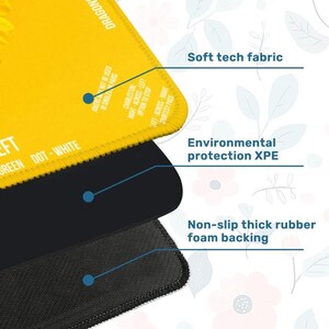 Puede incluir: Una alfombrilla de rat&oacute;n en capas con una capa superior amarilla, una capa intermedia negra y una capa inferior negra texturizada. La capa superior tiene texto y un dise&ntilde;o de girasol. Las capas est&aacute;n etiquetadas como "Soft tech fabric", "Environmental protection XPE" y "Non-slip thick rubber foam backing".
