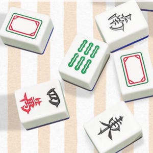 Pu&ograve; includere: Un assortimento di tessere bianche di Mahjong con vari simboli e disegni in verde, rosso e nero. Le tessere hanno un bordo blu e sono disposte su uno sfondo a righe. Questi pezzi sono per il popolare gioco da tavolo.