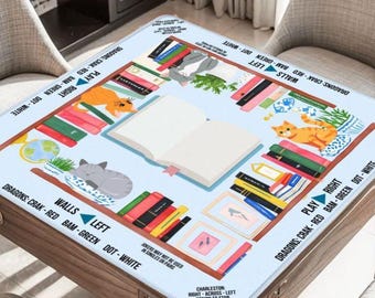 Peut inclure: Une nappe carrée bleu clair avec un motif fantaisiste de livres, de chats et de texte. Le motif comprend un livre ouvert, des étagères de livres et des chats. Le texte comprend "PLAY RIGHT" et "WALLS LEFT".