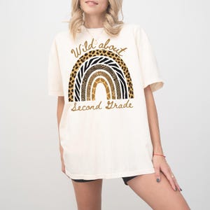Wild über die zweite Klasse Komfort Farben T-Shirt, Tierdruck Regenbogen Lehrer T-Shirt, Klassenstufen T-Shirt, Schulgeschenk für Erzieher