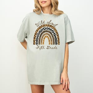 Wild Over Fifth Grade Comfort Colors T-Shirt, Animal Print Regenbogen Lehrer T-Shirt, Grade Level T-Shirt, Back to School Geschenk für Erzieher