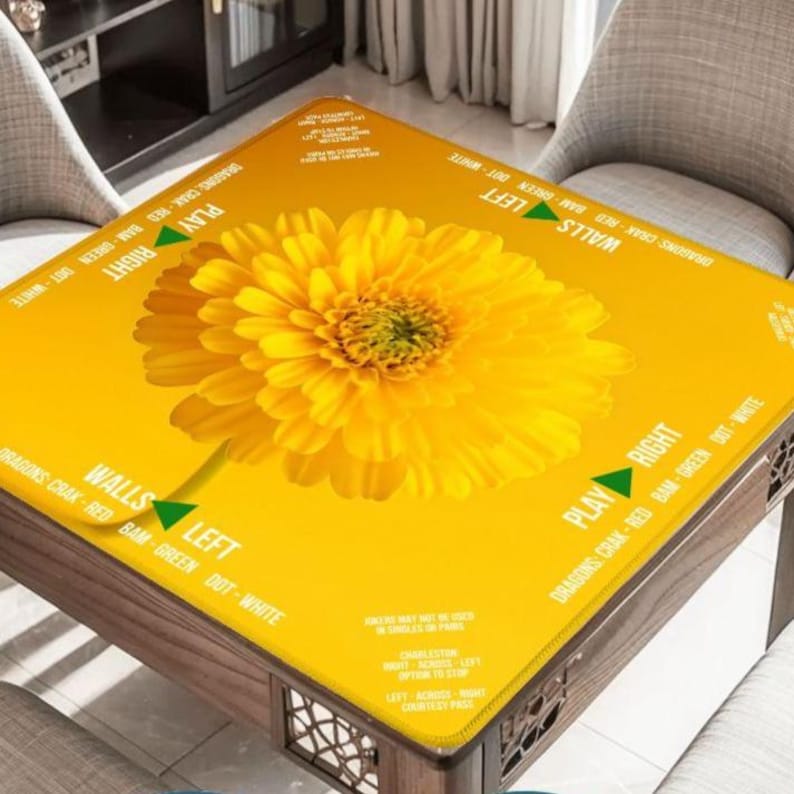 Puede incluir: Una mesa cuadrada con una superficie amarilla brillante con una gran margarita amarilla. La mesa tiene texto alrededor de los bordes, incluyendo "PLAY RIGHT" y "WALLS LEFT". La mesa es de madera y tiene un dise&ntilde;o decorativo.