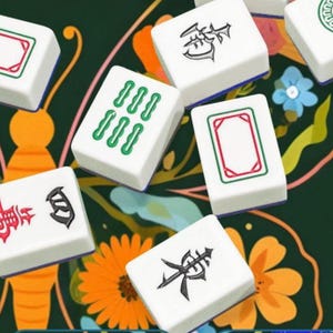 Puede incluir: Primer plano de fichas de Mahjong blancas con s&iacute;mbolos verdes, rojos y negros. Las fichas est&aacute;n dispuestas sobre un fondo verde oscuro con dise&ntilde;os florales y de mariposas. La imagen muestra los detalles de las piezas del juego.