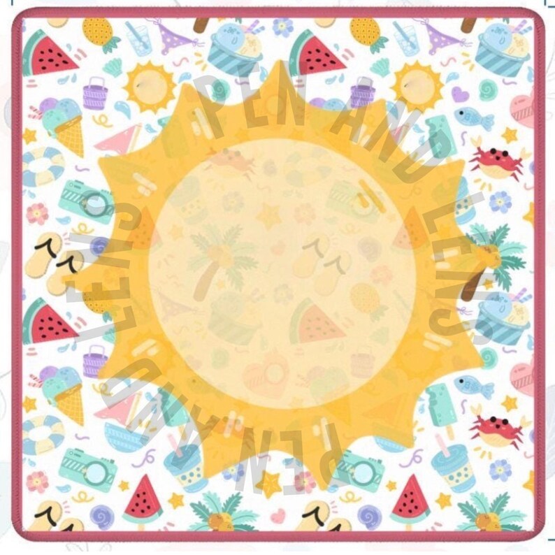 Pode incluir: Um tapete quadrado com borda rosa apresentando um padr&atilde;o de ver&atilde;o repetitivo de melancias, sorvetes, caranguejos, palmeiras e chinelos. Uma grande forma de sol amarelo est&aacute; centralizada com o texto PEN AND LENS vis&iacute;vel na superf&iacute;cie.
