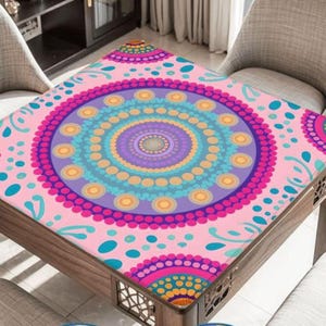 Puede incluir: Una mesa cuadrada con un dise&ntilde;o de mandala rosa. El mandala presenta c&iacute;rculos conc&eacute;ntricos en tonos de morado, azul, amarillo y rosa. La mesa tiene un marco de madera y est&aacute; rodeada de sillas.
