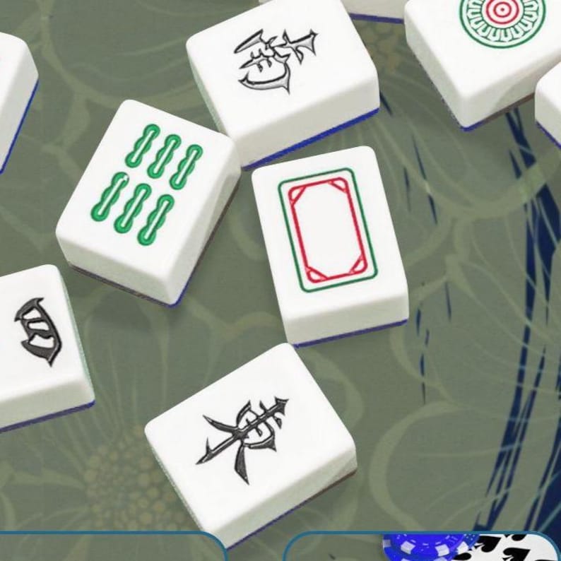 Op de afbeelding: Witte Mahjong-tegels met verschillende groene en zwarte symbolen en tekens. Sommige tegels tonen sets van drie groene stippen, terwijl andere ingewikkelde zwarte symbolen weergeven. De tegels zijn gerangschikt op een patroon.