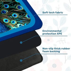 Puede incluir: Una alfombrilla multicapa con una capa superior de patr&oacute;n de plumas de pavo real etiquetada Soft tech fabric, una capa intermedia etiquetada Environmental protection XPE y una base texturizada etiquetada Non-slip thick rubber foam backing.