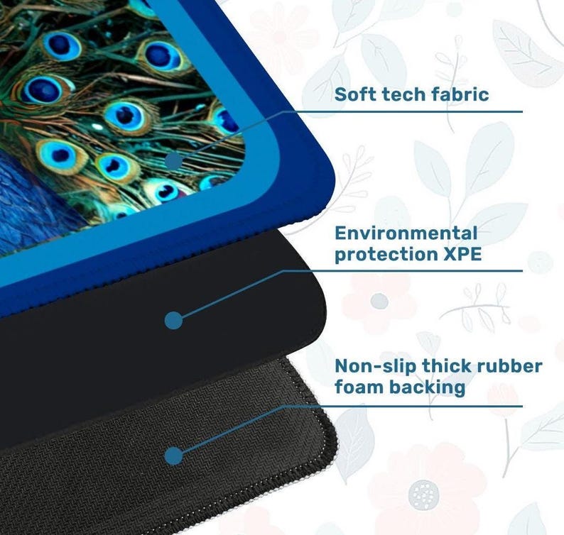 Puede incluir: Una alfombrilla multicapa con una capa superior de patr&oacute;n de plumas de pavo real etiquetada Soft tech fabric, una capa intermedia etiquetada Environmental protection XPE y una base texturizada etiquetada Non-slip thick rubber foam backing.
