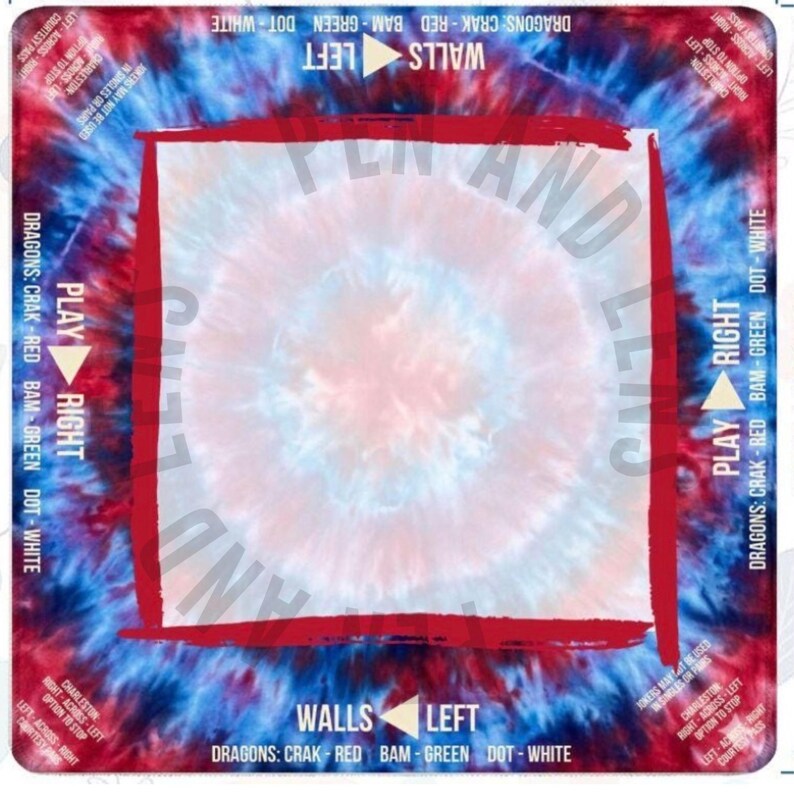 Pode incluir: Um tapete de jogo quadrado com um padr&atilde;o tie-dye vermelho, branco e azul. O centro tem um quadrado branco delimitado por linhas vermelhas. O texto nas bordas inclui instru&ccedil;&otilde;es como Walls Left, Play Right e sequ&ecirc;ncias de cores espec&iacute;ficas.