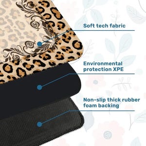 Pode incluir: Um mousepad em camadas com um design de estampa de leopardo e borda decorativa. A camada superior &eacute; de tecido t&eacute;cnico macio, seguida por prote&ccedil;&atilde;o ambiental XPE e um suporte de espuma de borracha espessa antiderrapante.