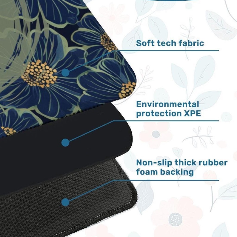 Op de afbeelding: Close-up van een muismat met bloemenpatroon. De bovenste laag is zachte technische stof, met milieubescherming XPE en een antislip dikke rubberen schuimrug. Het ontwerp heeft blauwe bloemen met gouden centra op een donkere achtergrond.