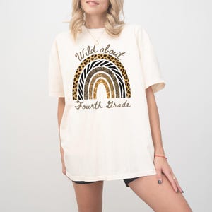 Wild über die vierte Klasse Komfort Farben T-Shirt, Tierdruck Regenbogen Lehrer T-Shirt, Klassenstufen T-Shirt, Back to School Geschenk für Erzieher