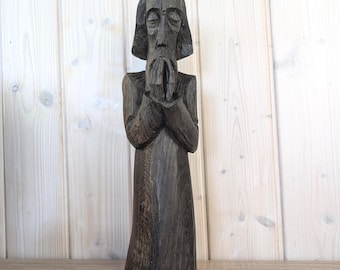 Figura de oración tallada en madera, firmada por Nowakowsky, escultura de arte popular teñida de oscuro, arte religioso de Europa del Este, figura tallada a mano, década de 1960.