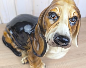 Grande statuetta vintage in ceramica raffigurante un Basset Hound, stile italiano, con smalto lucido dipinto a mano, statua di cane di metà secolo, anni '60/'70.