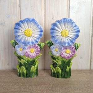 Vintage väggficka med blommor i keramik, par, luftfuktare med element, relief av blå prästkrage, lergods, heminredning från 1980-talet