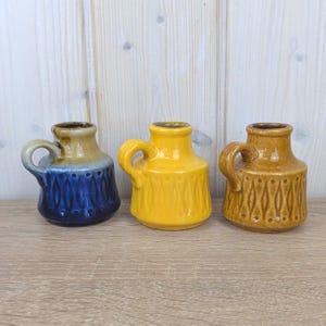 Zestaw 3 miniaturowych wazonów Scheurich 410-7 Jug, Niemcy Zachodnie, lata 70. XX wieku, kolor niebiesko-żółto-brązowy, ceramika MCM