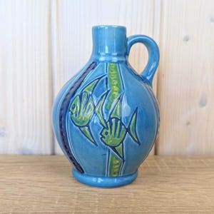 Jarra de cerâmica maltesa, com motivo de peixe, esmalte azul, corpo canelado, década de 1960, modelo K1.