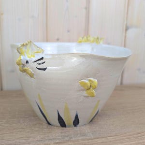 Studio Pottery Hönskål, Signerad Handgjord Keramikkyckling, Gul Marinblå Folkkonst, Vintage 1970-tal