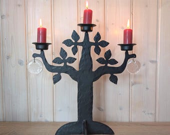 Candelabro sueco de ferro forjado Boda Smide Bertil Vallien, Árvore da Vida, 3 braços, ornamentos de vidro, estilo escandinavo da década de 1970.