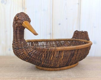 Cestino a forma di anatra in vimini, grande, in rattan con becco in legno, arte popolare anni '70, cestino per esporre frutta e pane