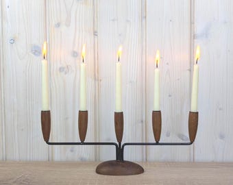 Candelabro de 5 brazos Lüthje Denmark, teca, hierro y latón, estilo moderno escandinavo, década de 1960.