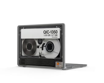 Custodia per MacBook con design vintage digitale QIC Tape, opaca / Retro Audio QIC-1350
