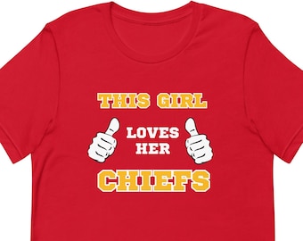 Camisa dos Chiefs: Esta garota adora sua camiseta do time de futebol americano de Kansas City