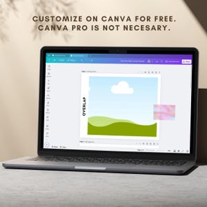以下が含まれることがあります： 青い空、緑の丘、白い雲が描かれたCanvaのデザインテンプレートが、ラップトップの画面に表示されています。画面の左側には「OVERLAP」というテキストが表示されています。画面の上部には「CUSTOMIZE ON CANVA FOR FREE. CANVA PRO IS NOT NECESSARY.」というテキストが表示されています。