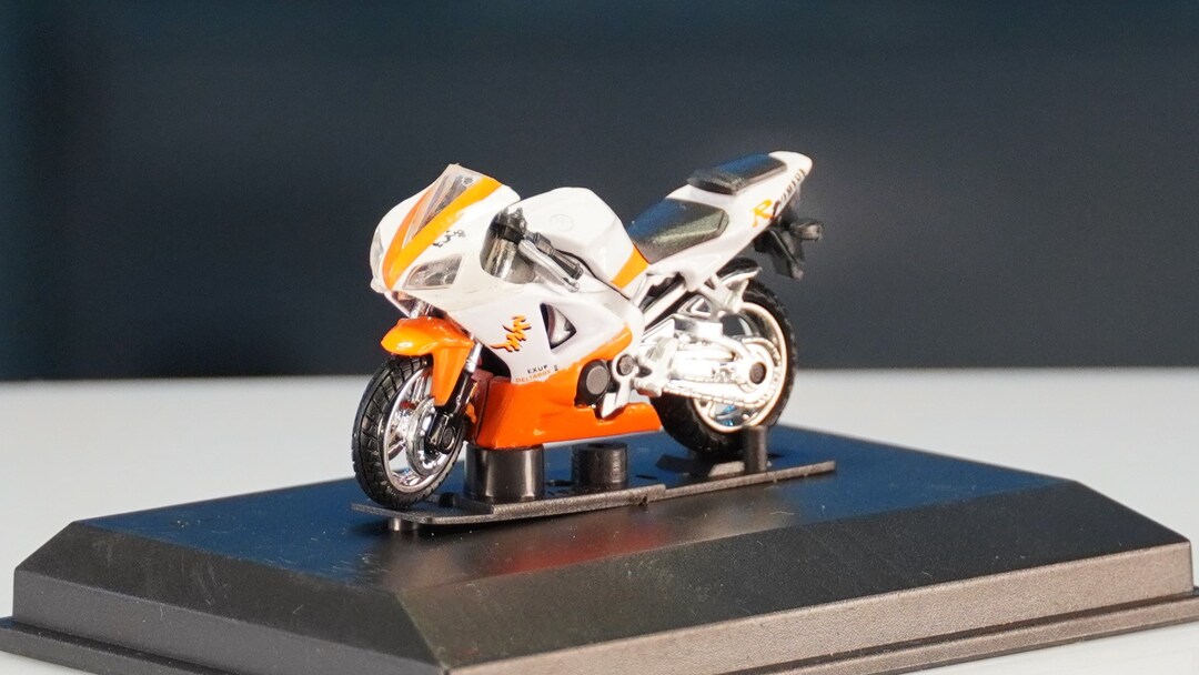 Miniature Moto Yamaha K1 Au 1/43 - Marque Cararama - Occasion