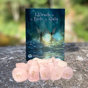 Oracle de la Forêt de Gaïa accompagné de ses Runes gravées dans de magnifiques Quartz Roses