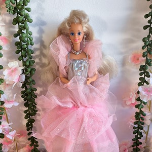 BARBIE Poupée Barbie cheveux bruns - Thème noël - Barbie pas cher