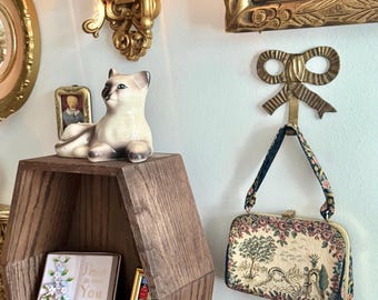 Gancio da parete vintage anni '70 in ottone massiccio con fiocco / Prodotto in India / Gancio per nastro in ottone / Decorazione murale cottagecore / Decorazione Grandmillennial