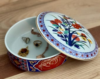 Scatola portagioie vintage in porcellana Imari giapponese / Decorazione floreale e con uccelli dipinta a mano / Anni '80, rotonda, con coperchio / Diametro 16,5 cm / Stile cottagecore