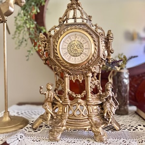 Horloge de cheminée rococo en laiton vintage des années 50 - Horloge d&#39;étagère baroque ornée d&#39;Allemagne de l&#39;Ouest - Décoration hollywoodienne de style renaissance française