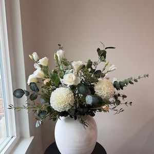 Arreglo floral artificial de dalia blanca: eucalipto y cardo para el hogar (jarrón no incluido)