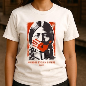 Maglietta MMIW Organic Recycled No More Stolen Sisters // Donne indigene assassinate e scomparse // Donne native