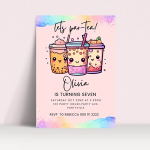 Op de afbeelding: Een roze uitnodiging met een aquarel achtergrond met drie cartoon bubble tea bekers met lachende gezichten. De tekst luidt "Let's par-Tea! Olivia wordt zeven. Zaterdag 22 oktober om 14:30 uur. 133 Party House, Party Ave, Partyville. RSVP naar Rebecca 000 111 2222."