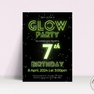 光るパーティー 7歳の誕生日招待状、暗闇で光る、7歳の誕生日招待状、ネオンパーティー、デジタルダウンロード、7歳の男の子の誕生日招待状、