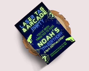 Op de afbeelding: Een neonblauwe uitnodiging voor een Laser Tag & Arcade Party. De uitnodiging bevat de tekst "Je bent getarget om mee te doen. Noah's 7e verjaardag" met datum en tijd. Het ontwerp bevat neon groene pistoolafbeeldingen en doelsymbolen.